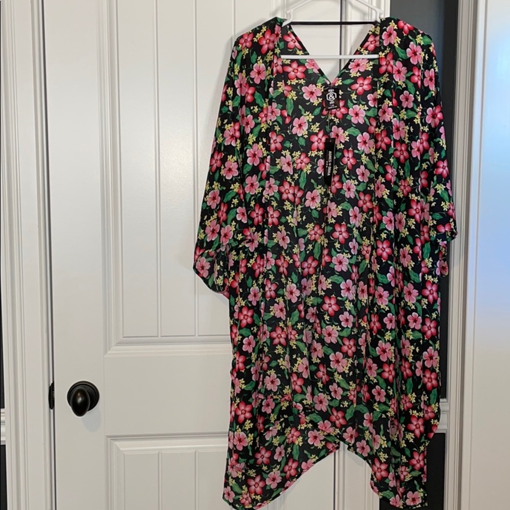 NWT Agnes & Dora floral pattern kimono size XS/S